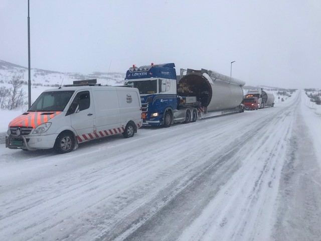 Følgebiloppdrag over Hemsedalsfjellet - Følgebiler fra Raskt-Levert AS ledsager en #Bredlast #langtransport over #Hemsedalsfjellet