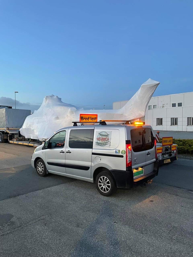 #RasktLevert #Følgebil ledsager her en spesialtransport som frakter et #Helikopter fra #Stavanger til Sverige! - Det er trygt å fly helikopter og det er trygt med følgebil fra Raskt-Levert når helikopteret må fraktes langs vei.