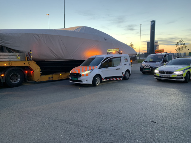 #RasktLevert er klare med våre "Følgebiler for å bistå transporter med nye måter kommer trygt frem til forventningsfulle båtkjøpere! - Snart nye båter leveres til forventningsfulle båtkjøpere. Vi skal sørge for at de kommer trygt frem!
