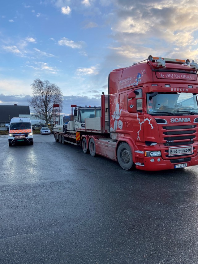 En følgebil fra Raskt-Levert AS og en spesialtransport fra Ørjan Orra AS! - #bredlast #spesialtransport #følgebil #rasktlevert