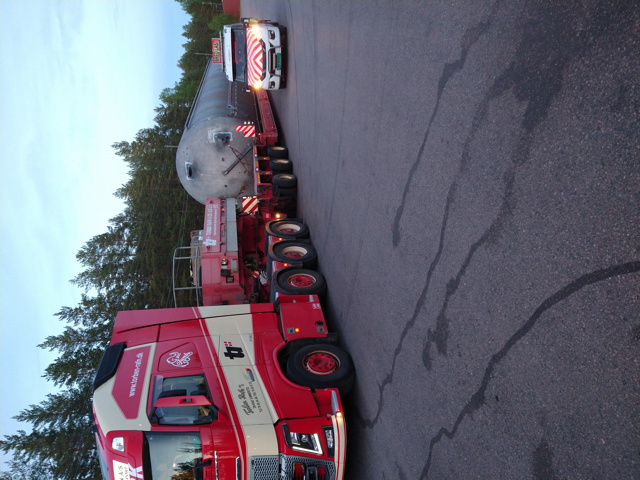 Raskt-Levert følgebil og en spesialtransport fra Torben Rafn - #rasktlevert #følgebil sammen med en #spesialtransport fra #torbenrafn med #bredlast #langlast. Ut på tur aldri sur :-)