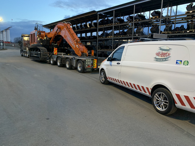 Raskt-Levert AS og Vestfold Maskintransport AS klare for avgang fra Nasta, Larvik til..... - #rasktlevert #Vestfoldmaskintransport med #bredlast #wideload fra #Nasta Larvik #spesialtransport #følgebil #pilotservice #escortcar #varningsbil