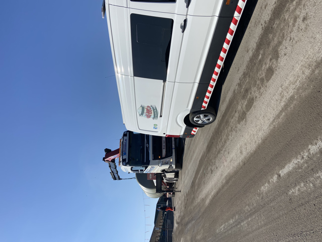 Raskt-Levert følgebil og en spesialtransport fremme på leveringsadressen - #rasktlevert #følgebil #bredlast #wideload