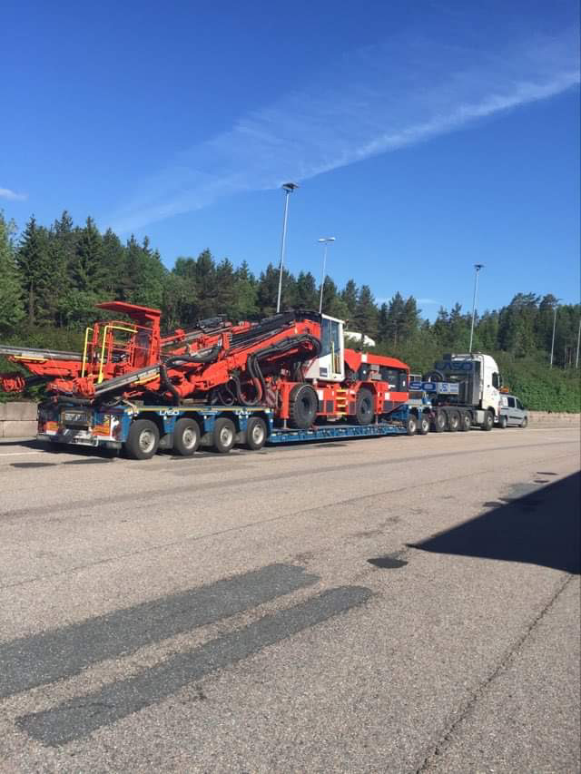 Raskt-Levert AS følgebil og en lang spesialtransport på vei til Trøndelag - #rasktlevert #følgebil og en lang #spesialtransport
