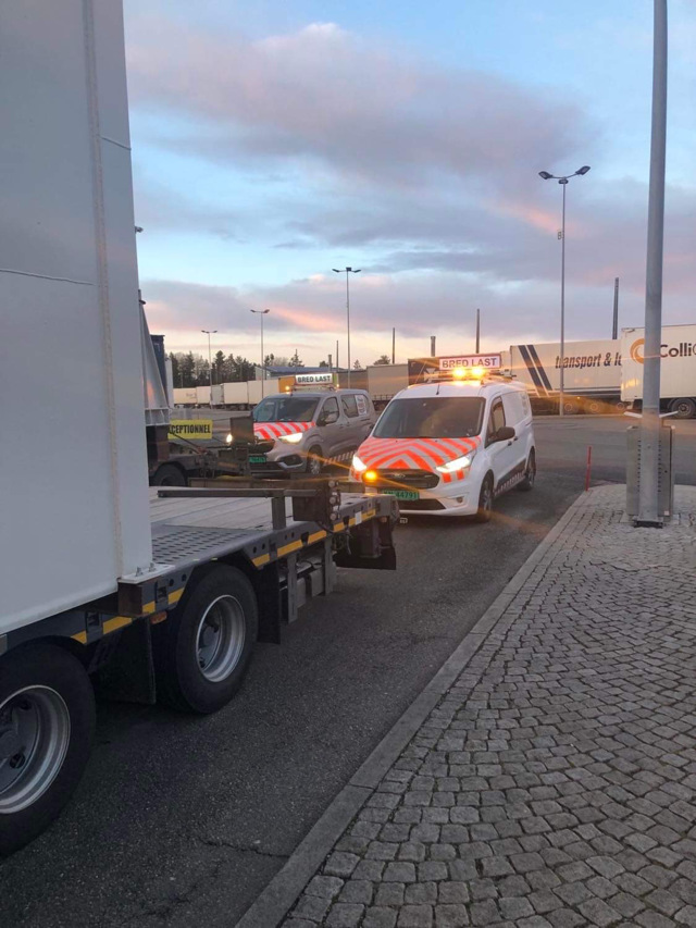 #Følgebiler fra #RasktLevert ankommet Svinesund.  - Etter å ha byttet skilt fra Varning til Bred Last og fortolling unnagjort går ferden videre. #rasktlevert #følgebil #følgebil_vestfold #følgebilnorge #varningsbil #varningsbilsverige #pilotcar #pilotservice #pilotnorway #pilotcarnorway #escortcar #escortservice #spesialtransport #specialtransport #heavytransport #langlast #bredlast #wideload #tunglast #sikkertransport #miljøfyrtårn #miljofyrtarn #ecolighthouse  #eco_lighthouse #fairtransport #magnetjqs #gaselle2021